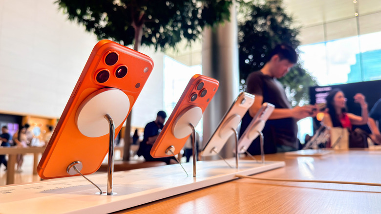 Айфоны в Apple Store