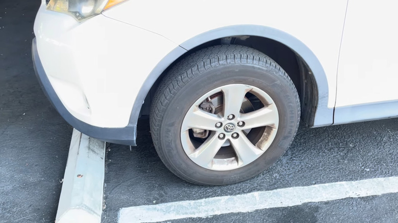 Шины Michelin Latitude Tour HP на белом внедорожнике