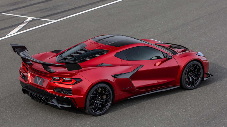 Вид сзади в 3/4 на Chevrolet Corvette ZR1X в гусеничном исполнении