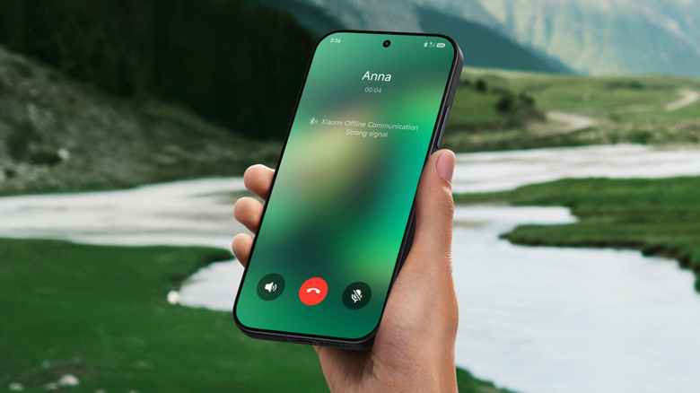 Рука держит Xiaomi 17, на который поступает звонок.