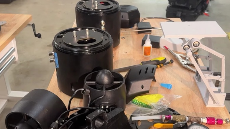 Установка Ulysses с компонентами на рабочих столах.jpg