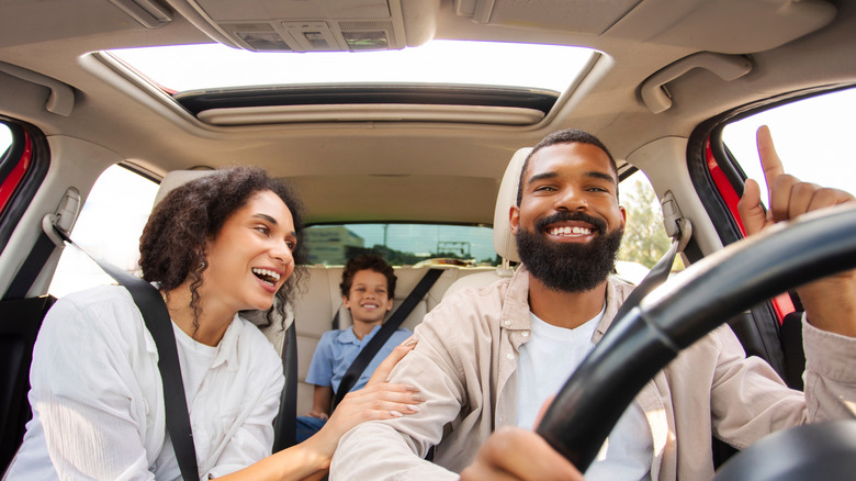 семья в машине