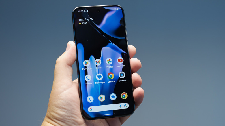 Человек, держащий и использующий смартфон Pixel