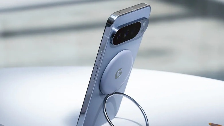Смартфон Pixel 10 Pro с аксессуаром, подключенным через PixelSnap.