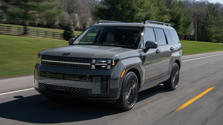 Геройский снимок бензинового Hyundai Santa Fe 2026 года.