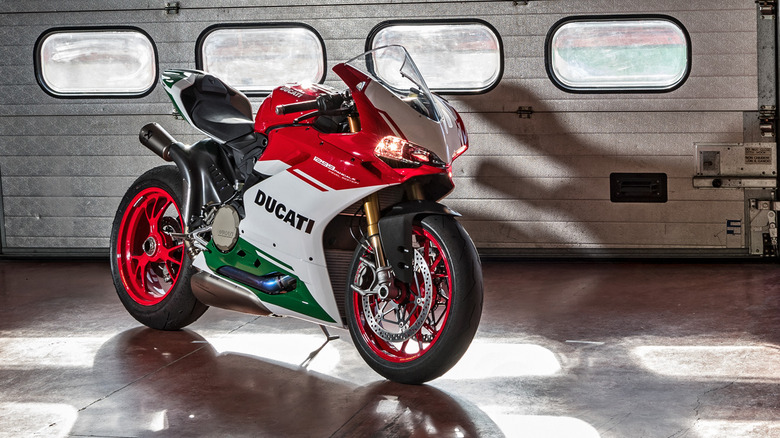 Ducati Panigale 1299 Final Edition, вид спереди в 3/4 внутри гаража
