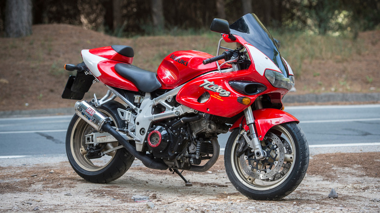 Suzuki TL1000S, припаркованный на обочине лесной дороги, вид спереди на 3/4.