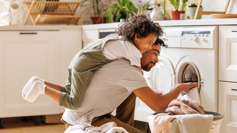 папа и дочь стирают