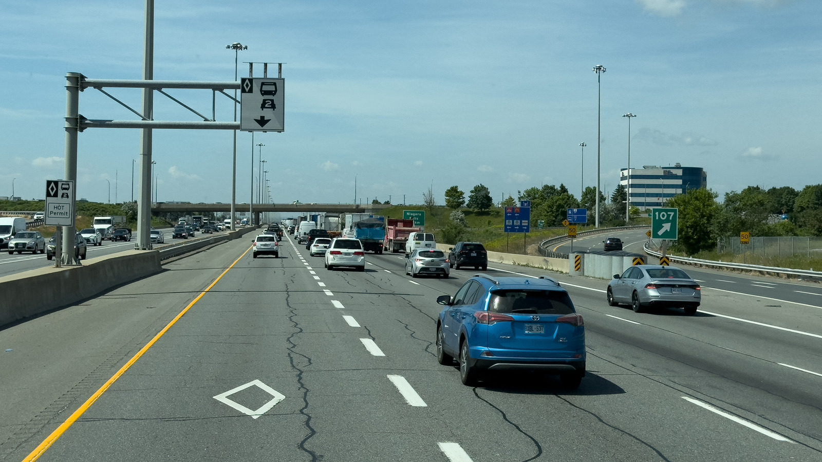 Американцы ездят на автомобиле, чтобы сэкономить на бензине: несколько советов для новичков