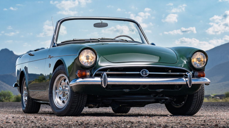 Вид спереди на 3/4 Sunbeam Tiger, припаркованного на гравии в горах