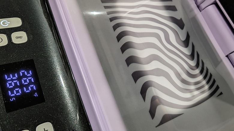 Термопресс HTVRONT с открытой крышкой и сублимационной пленкой на месте