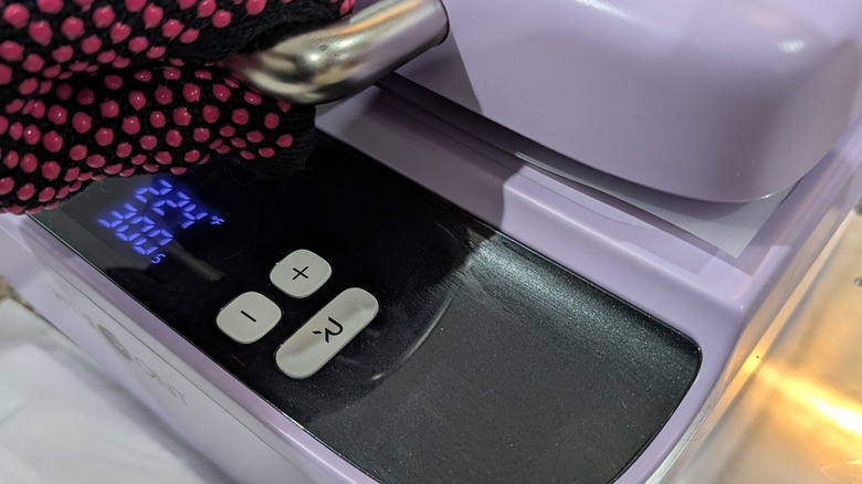 Термопресс для смартфона HTVRONT в действии