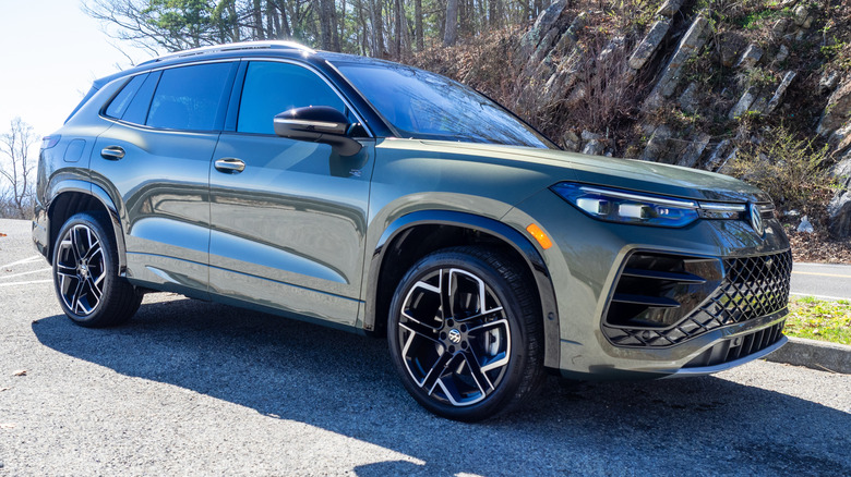 Volkswagen Tiguan SEL R-Line Turbo 2026 года, правый передний вид, вид в три четверти