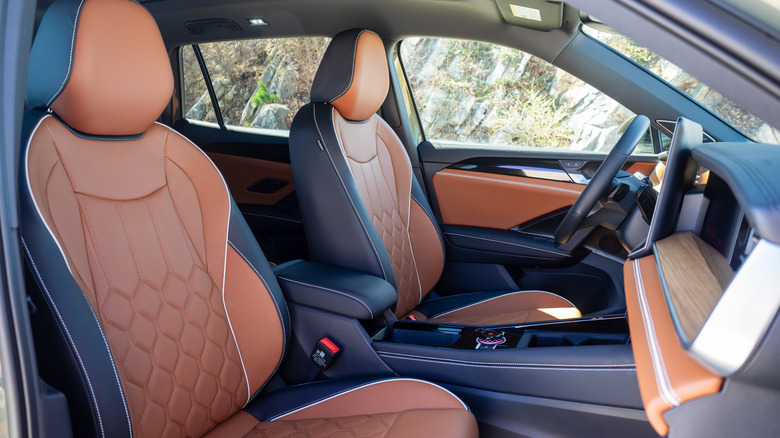 Передние сиденья, приборная панель и рулевое колесо Volkswagen Tiguan SEL R-Line Turbo 2026 года выпуска