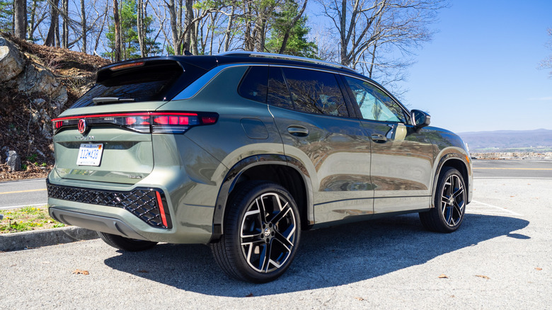 Volkswagen Tiguan SEL R-Line Turbo 2026 года, вид сзади справа в три четверти