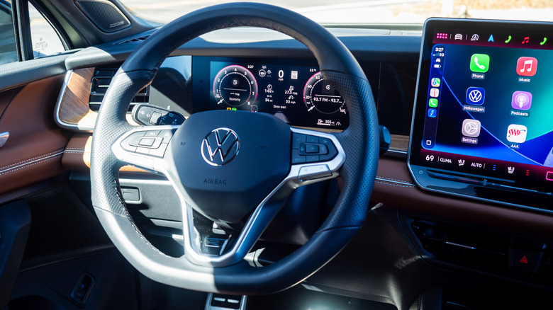 Приборная панель и руль Volkswagen Tiguan SEL R-Line Turbo 2026 года