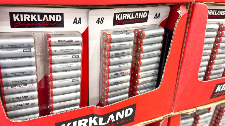 Аккумуляторы Kirkland AA на полке Costco