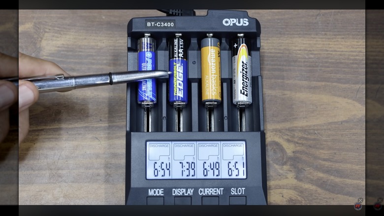 Снимок экрана: Project Farm тестирует четыре разные батареи типа АА