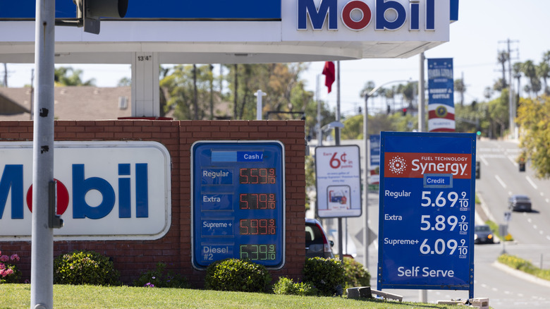 Табло цен на бензин на заправке Mobil.