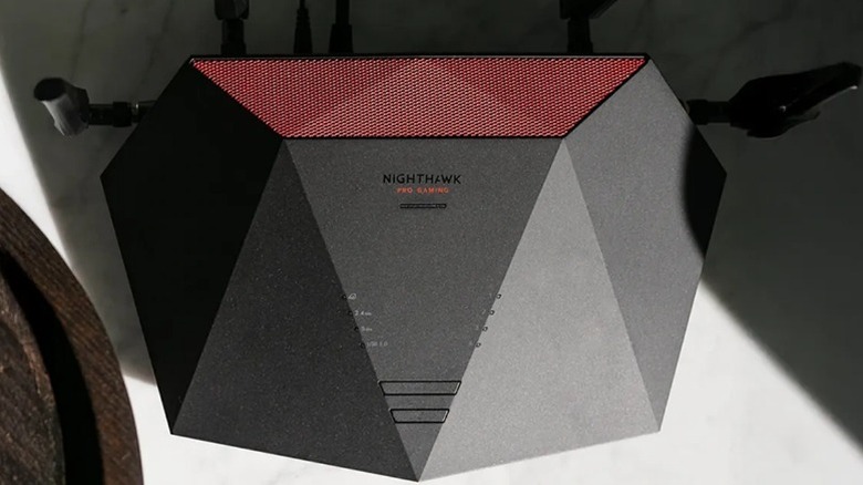 Маршрутизатор Nighthawk Pro Gaming WiFi 6 на столе