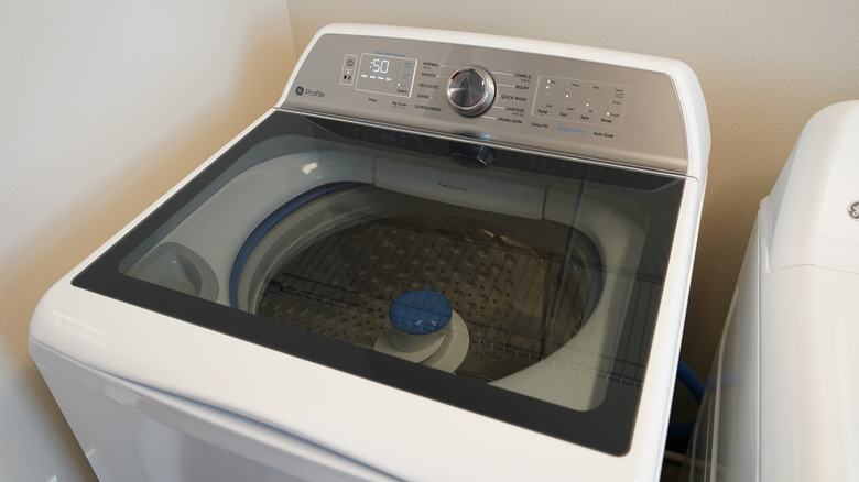 Стиральная машина GE с вертикальной загрузкой и окном