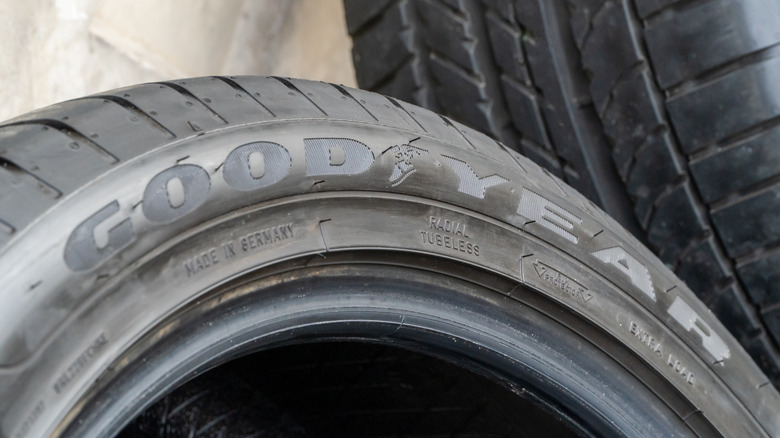 Логотип на шине Goodyear крупным планом.