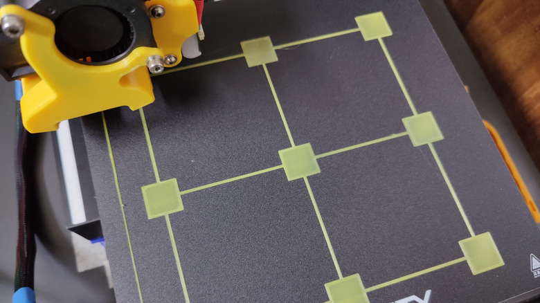 Калибровочный тест первого слоя, напечатанный на 3D-принтере Bedslinger