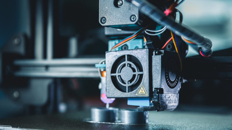 Современный 3D-принтер, производящий новую модель прототипа