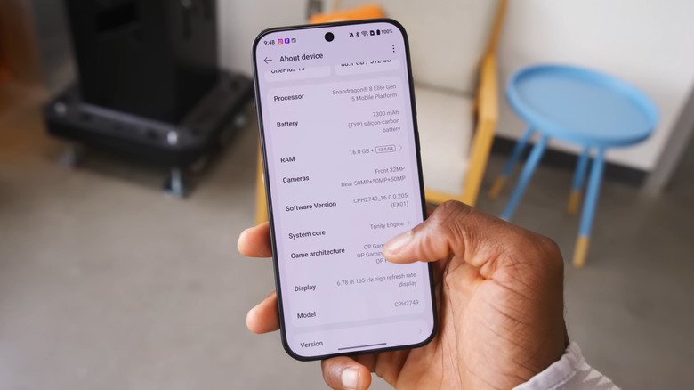 YouTuber MKBHD использует смартфон OnePlus 15