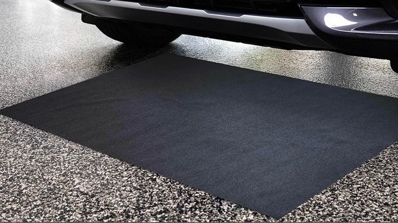 мужчина работает под автомобилем