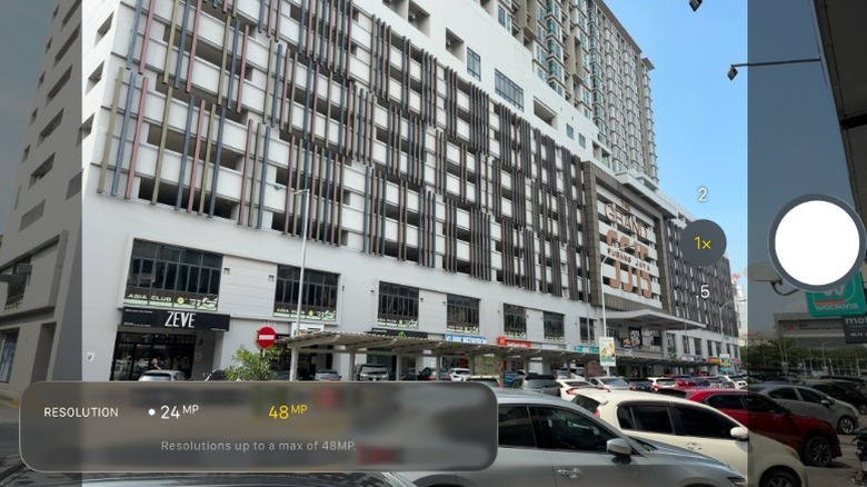 Снимок экрана приложения «Камера» iOS 26 с окном выбора разрешения