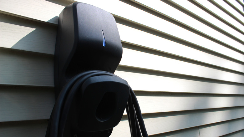 Зарядное устройство уровня 2 на боковой стене дома.