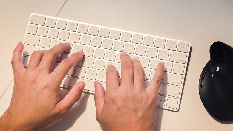 печатать на клавиатуре Apple Magic Keyboard