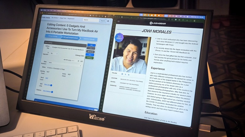 портативный монитор писателя, подключенный к его MacBook Air