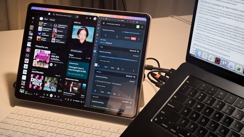 iPad Air писателя, подключенный к его MacBook Air через Sidecar