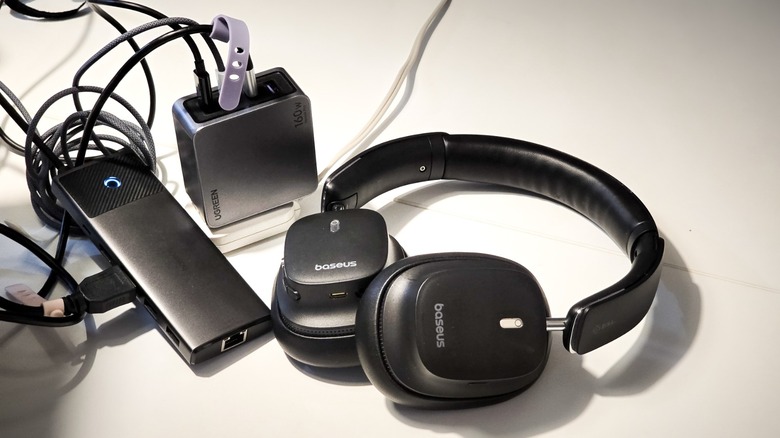 другие аксессуары, которые писатель использует для комплектации своей портативной рабочей станции.