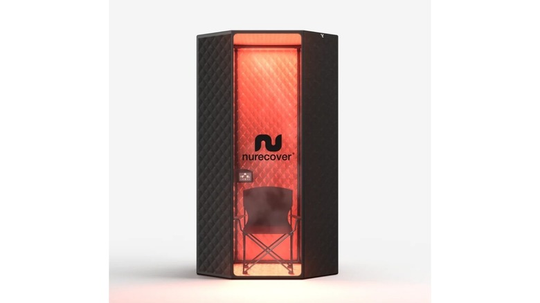 Портативная паровая сауна с логотипом Nurecover на черном фоне.