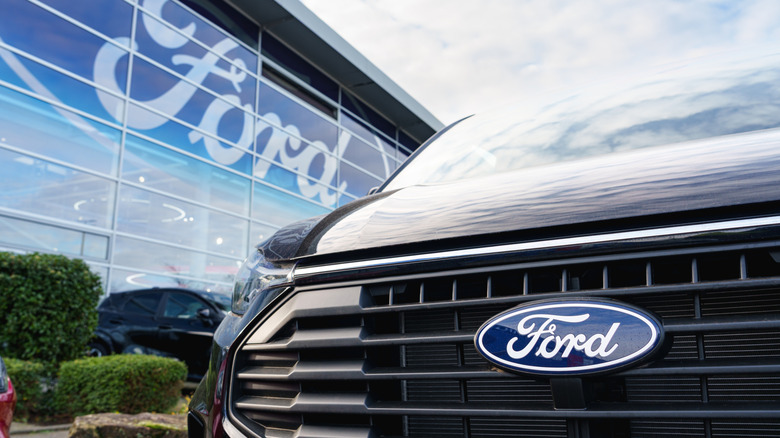 Форд, припаркованный возле автосалона