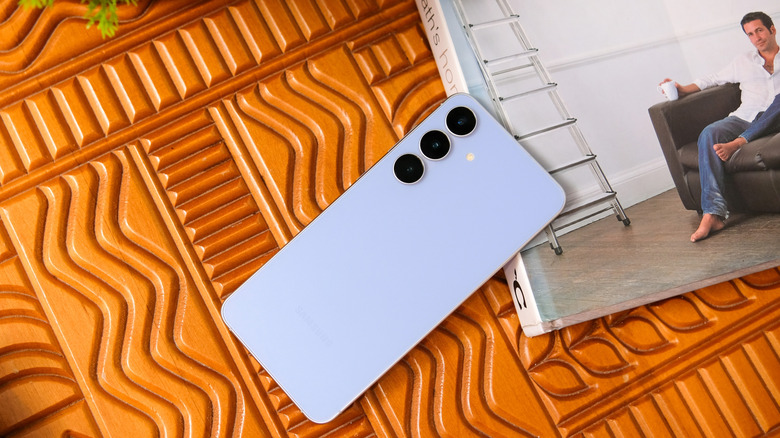 Galaxy S25 FE рядом с книгой