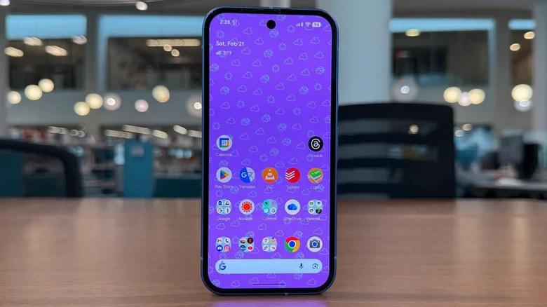 Pixel 10a стоит вертикально на столе