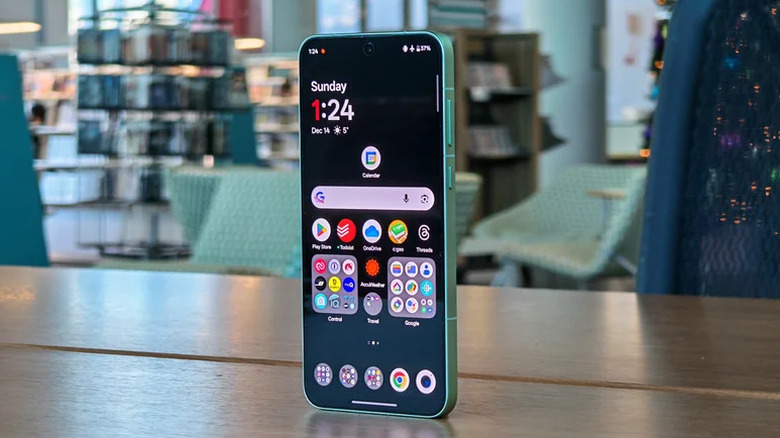 OnePlus 15R стоит вертикально на столе