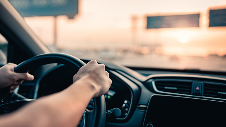 Человек, едущий по автостраде