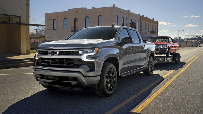 Chevrolet Silverado 1500 RST буксирует старую Импалу