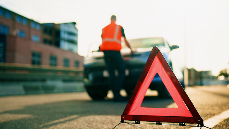 Автомобиль сломался, установлен знак опасности