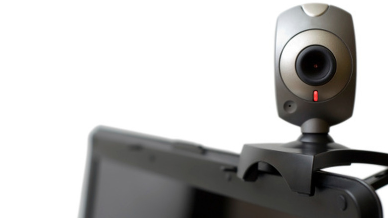 Ноутбук с веб-камерой сверху