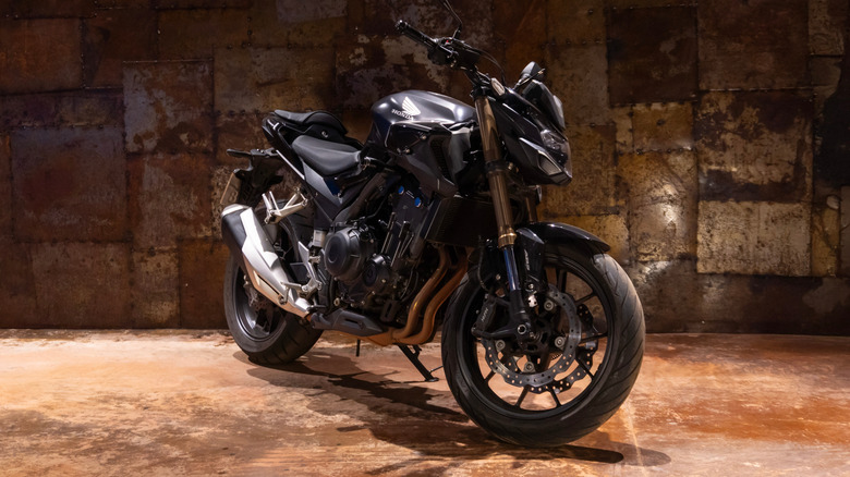 Велосипед CB500F выставлен напоказ