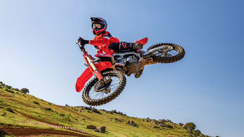 Велосипед CRF450R уходит от прыжка