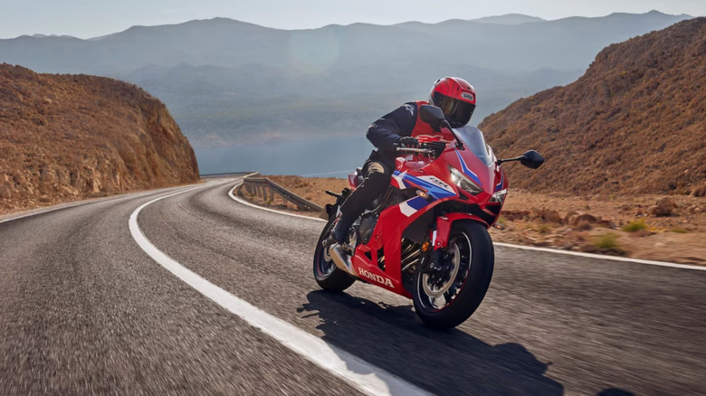 Мотоцикл Honda CBR650R на дороге