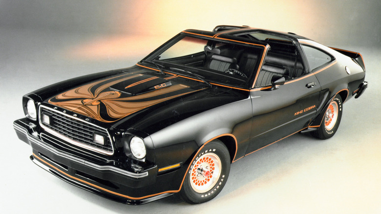 Черный и золотой Ford Mustang King Cobra 1978 года на сером фоне