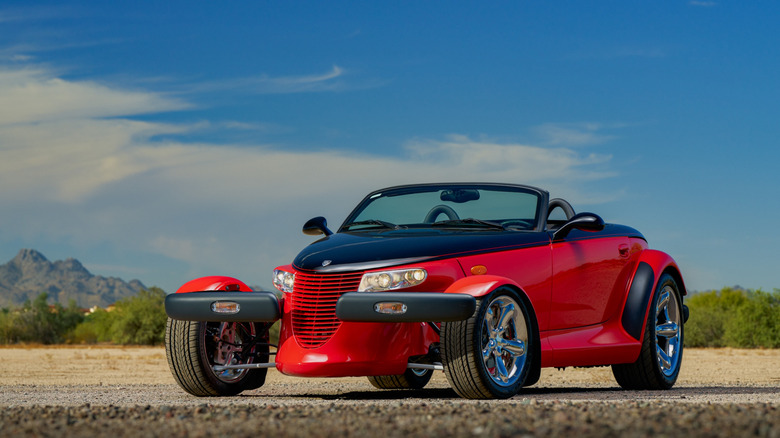 Plymouth Prowler с красно-черной двухцветной окраской припаркован в пустыне
